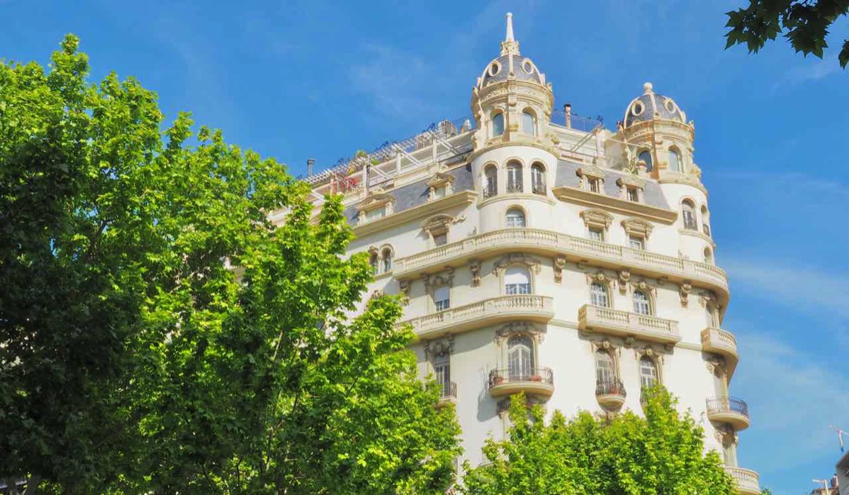 Zonnige dag op diagonaal in Barcelona