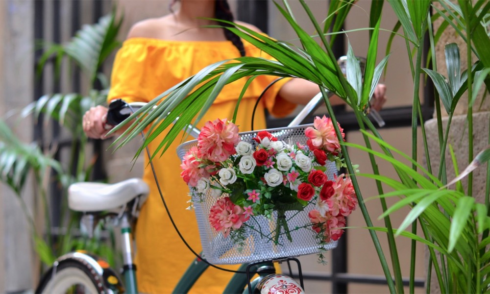 Mooie fiets met bloemenmandje bij de boqueria markt in Barcelona, fietstour. 